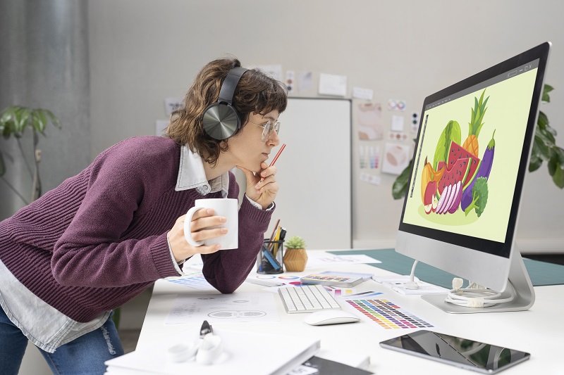 concepteur logo travaillant ordinateur bureau